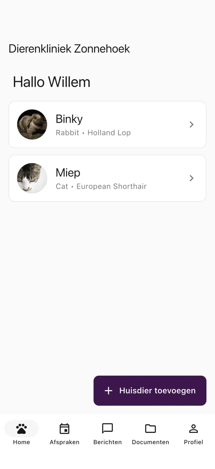 De Zoravet-app met jouw kliniekmerk op een telefoon.